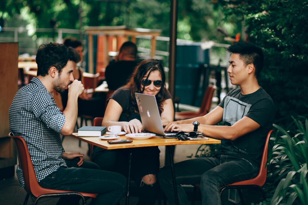 Digital nomads aan het werk in een cafe in Valencia