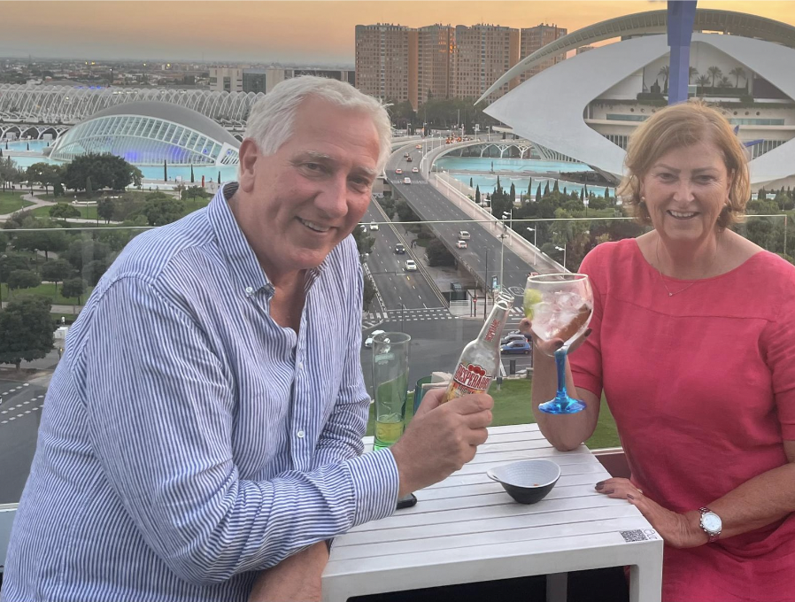 Martin en Mirjam proosten op hun verhuizing naar Valencia door MatchBetterValencia